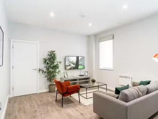 For Rent! 1 BR Crosby Road North