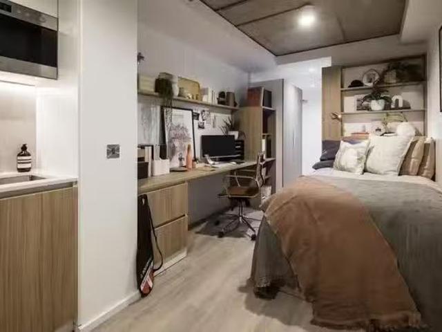 For Rent! 1 BR Silver Studio Upper Level