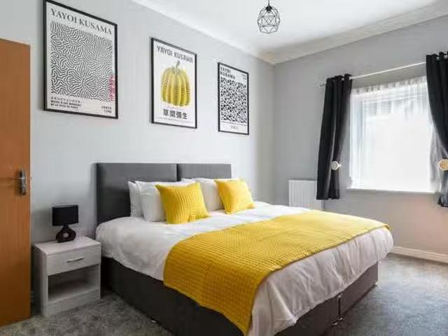 Unique 1 BR Stone Court, Crawley