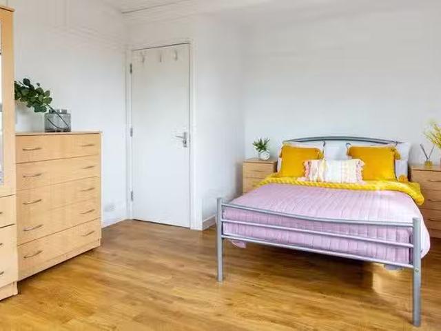 Deal! 1 BR Surrey Quays Landale House Bronze Room