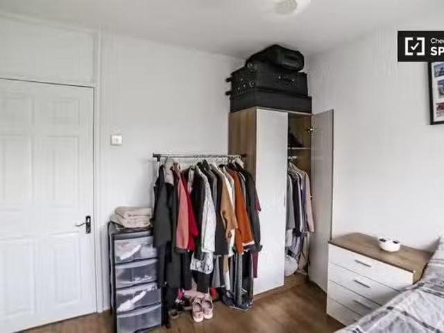 Rental! 1 BR Room for rent in 4 Bedroom Apartment in Bromley b.