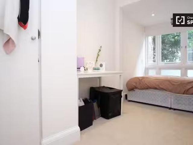 Unique 1 BR Room for rent in 3 bedroom apartment in Pimlico, L.