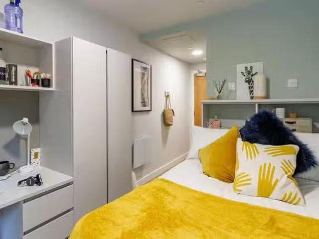 Just in! 1 BR The Refinery, Leeds Bronze En Suite