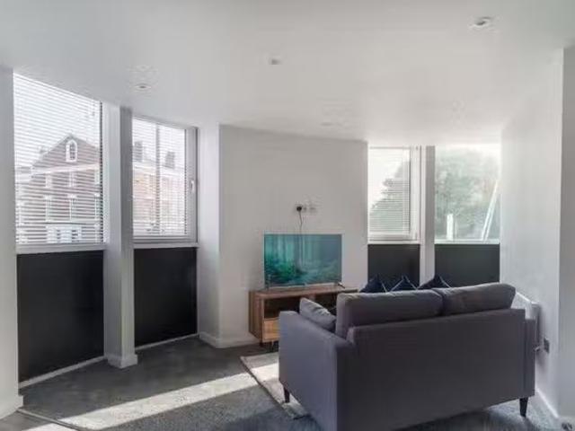Nice 1 BR Upper Parliament Street
