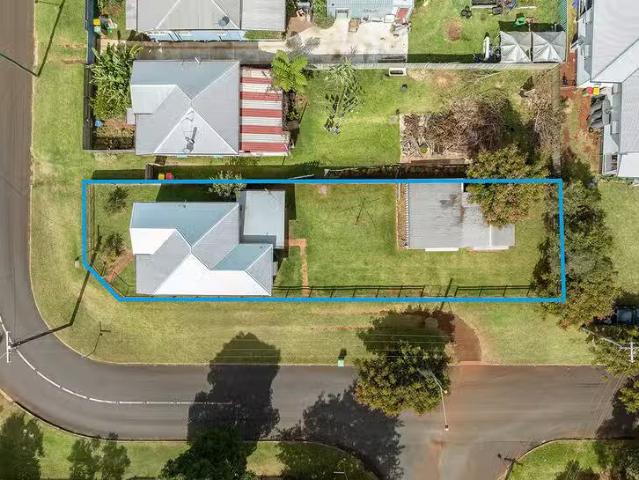Cozy 1 Mccarthy Street, Newtown, QLD 4350