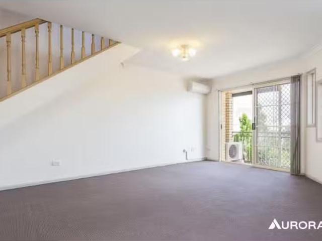Just in! 2/43 Ninth Avenue, Coorparoo Townhouse for rent List.