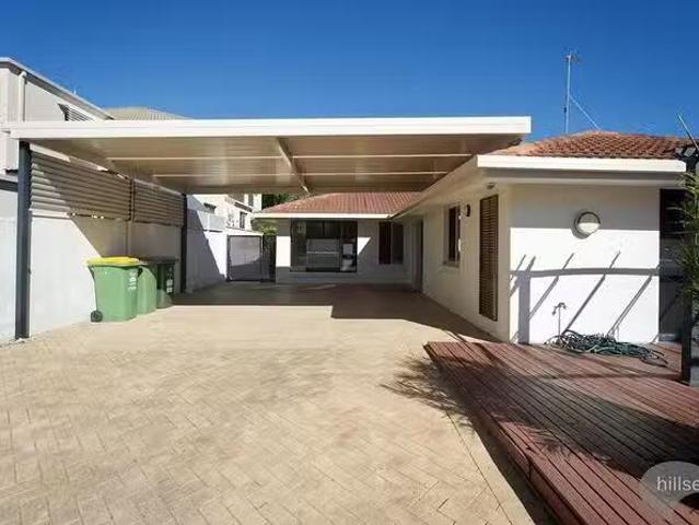 Cozy 24 Nankeen Avenue, Paradise Point, QLD 4216