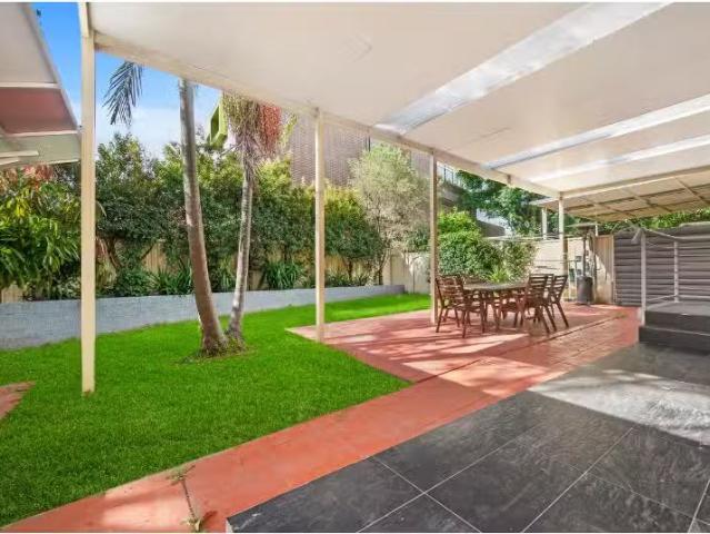 New 24 B Trafalgar, PEAKHURST House for rent Listed by Lou De.