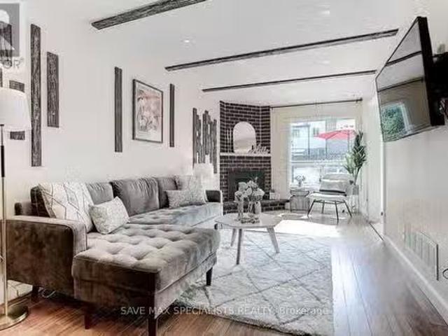 Just in! 24 Cypress Court, Aurora, ON, L4G 6S8 house for lea.