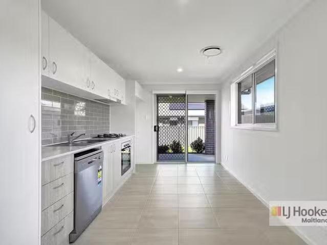 Nice 2/4 Quintero Close, Heddon Greta, NSW 2321