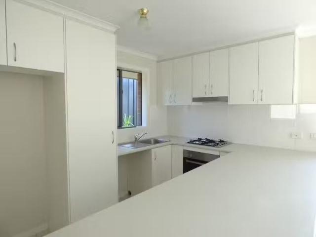 Deal! 2/5 Pumphouse Crescent, Rutherford Townhouse for rent L.