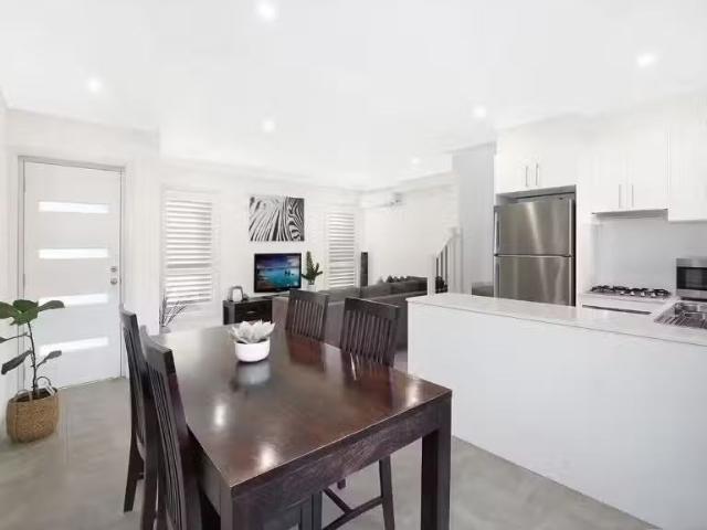 For Rent! 25A Kingston Street, Oak Flats Townhouse for rent L.