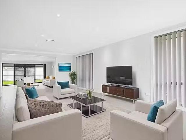 Deal! 26 Broadbent Avenue, Middleton Grange, NSW 2171