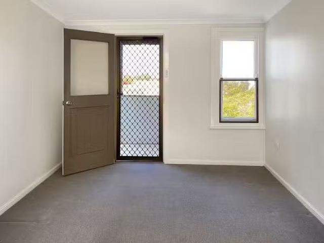 Unique 2/71 Elizabeth Street, Tighes Hill Apartment for rent.