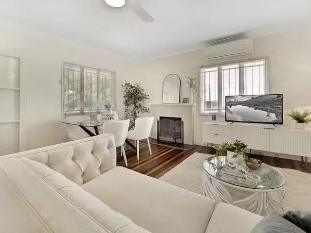 Deal! 271 Long Street East, Graceville, QLD 4075