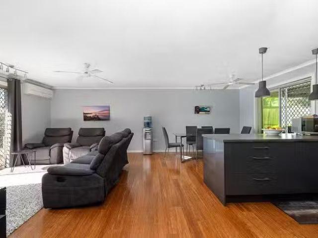 Cozy 27 Magnolia Parade, Victoria Point, QLD 4165