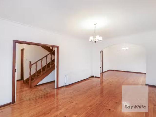 Cozy 27 Grantley Drive, Gladstone Park VIC 3043
