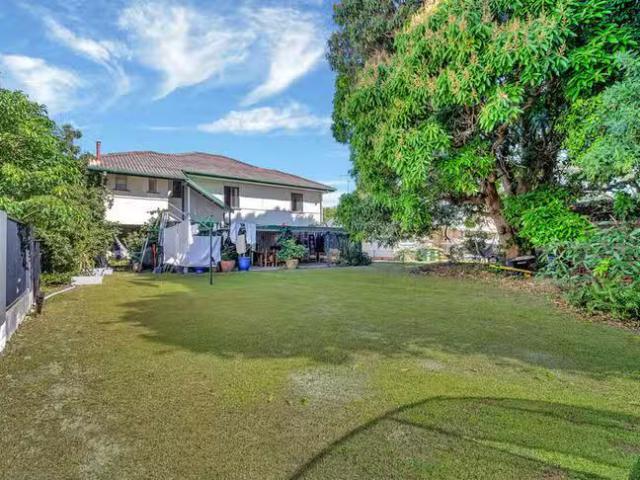 Deal! 27 Parker Street, Labrador, QLD 4215