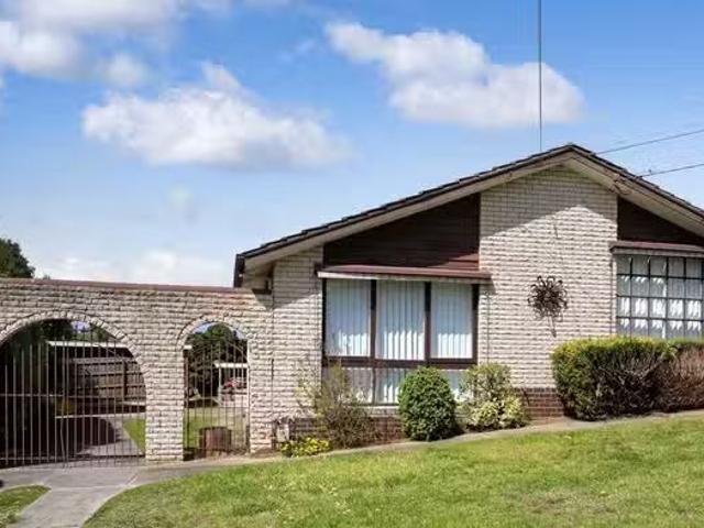 Charming 28 Beresford Crescent, Gladstone Park VIC 3043
