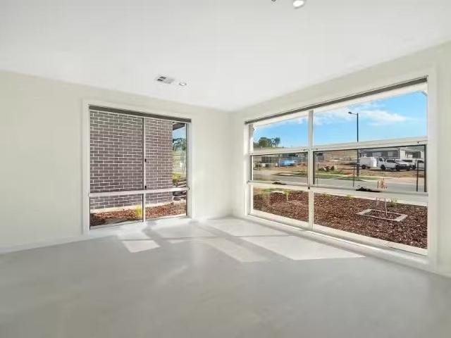 Deal! 28 Perrott Street, Taylor House for rent Listed by Alex.