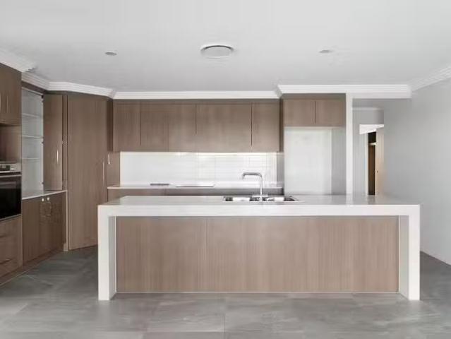 Rental! 29 Pugh Street, Middle Ridge, QLD 4350