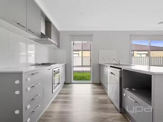 For Rent! 201 Dalray Crescent, Kurunjang, VIC 3337