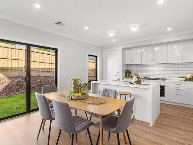 Cozy 2/11 Heathmont Road, Ringwood, VIC 3134