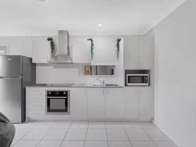 Nice 2/11 Johnstone Place, Riverview, QLD 4303