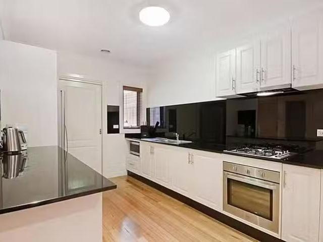 Just in! 2/122 The Parade, Ascot Vale, VIC 3032