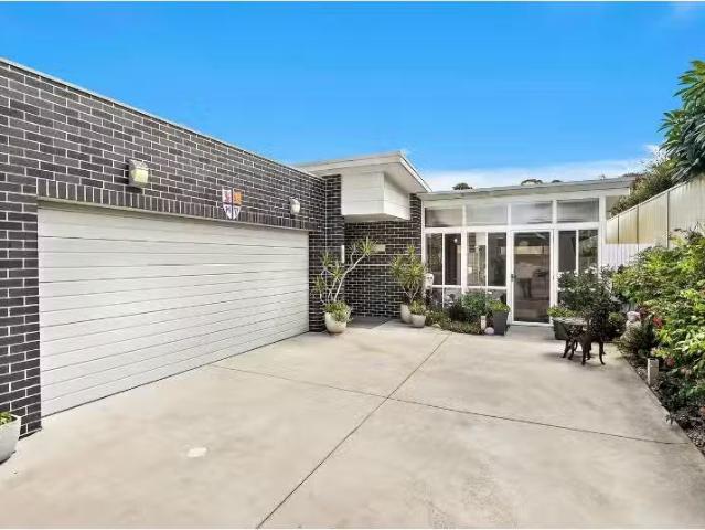 Unique 2/122c Meadow Street, Fairy Meadow Apartment for rent.