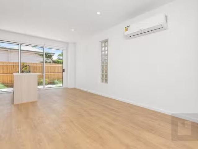 Deal! 2/12 Hampton Parade, West Footscray VIC 3012
