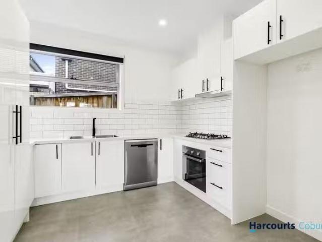 Cozy 2/15 Drina Street, STRATHMORE, VIC 3041 Townhouse for R.