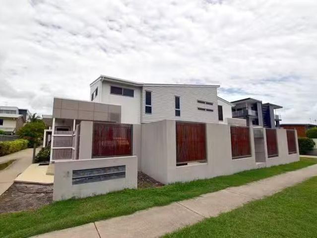 Cozy 2/15 Glenlyon Street, Gladstone Central, QLD 4680