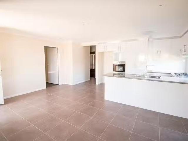 Charming 2/16 Taragon Street, Glenvale, QLD 4350