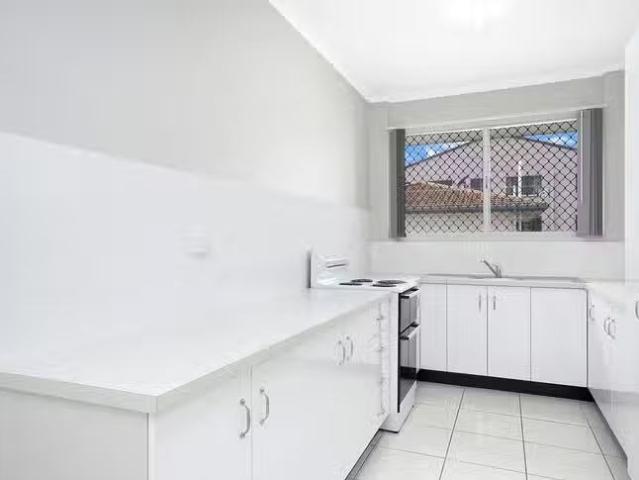 Unique 2/16 Paxton Street, North Ward, QLD 4810