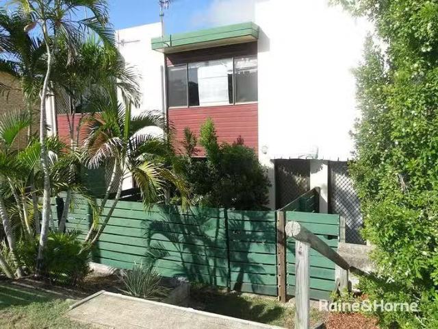 Deal! 2/196 Auckland Street, South Gladstone, QLD 4680