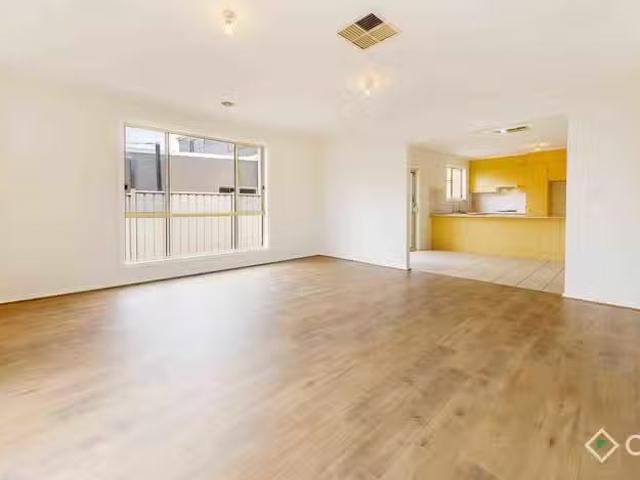 Charming 21 Hammersley Place, Caroline Springs VIC 3023