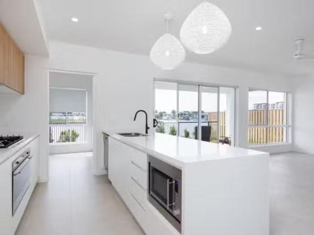 Charming 2/1 Lyra Avenue, Hope Island, QLD 4212 House for Rent