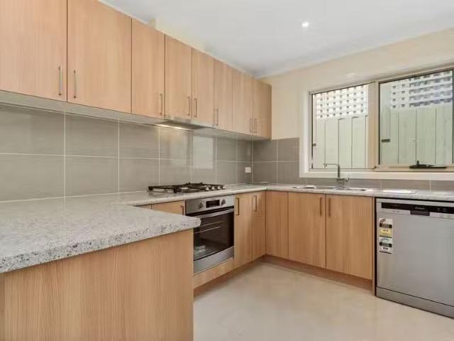 Just in! 2/27 Hodgins Crescent, Frankston North, VIC 3200 Un.