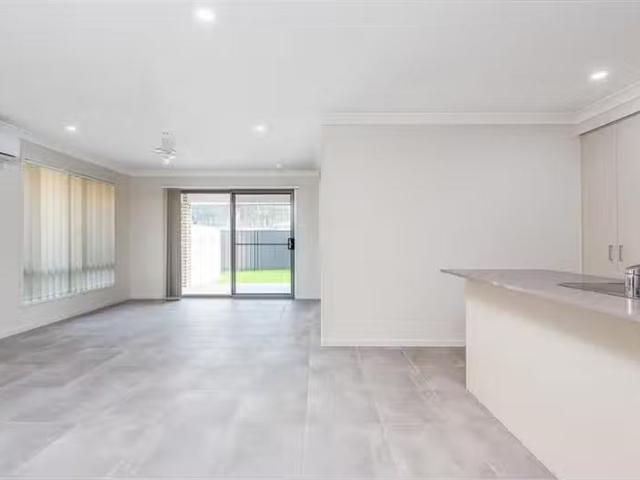 For Rent! 2/26 Thorncliffe Avenue, Thornton Townhouse for rent.