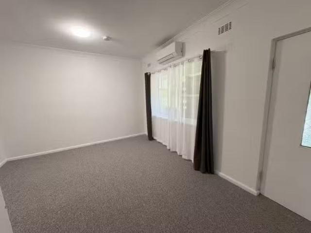 Just in! 2/26 West Baron Street, COOMA Apartment for rent Lis.