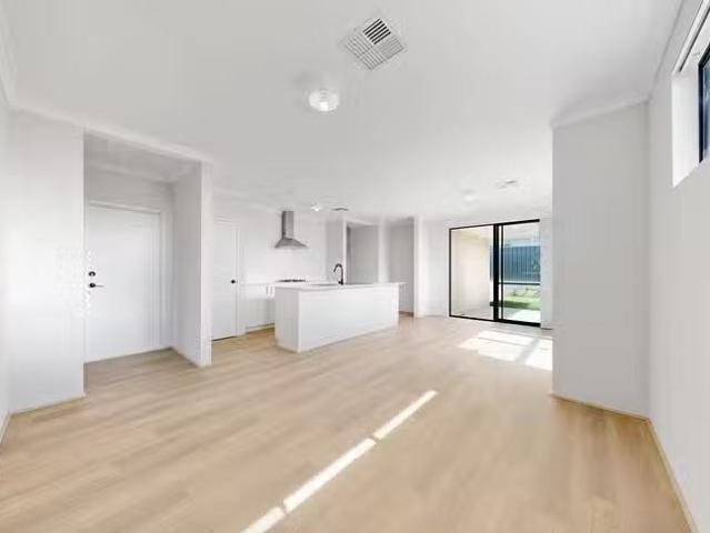 Cozy 22 Gippsland Parade, Champion Lakes, WA 6111