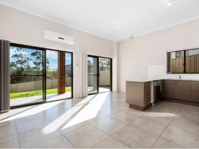 Cozy 22A Weaver Crescent, WATANOBBI Townhouse for rent Listed.