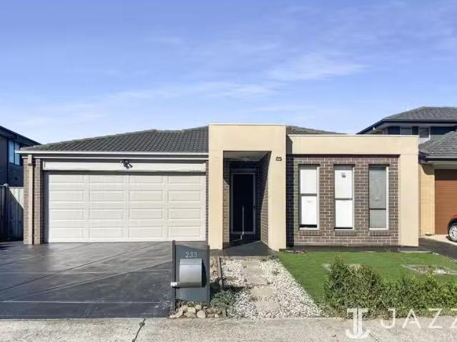 For Rent! 233 Saltwater Promenade, Point Cook VIC 3030