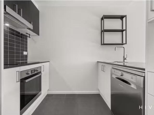 Nice 23/1 Cynthea Teague Crescent, Greenway House for rent Li.