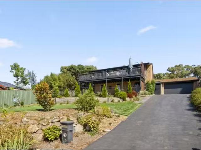 Unique 23 Fitzalan Place, Kambah House for rent Listed by Gem.