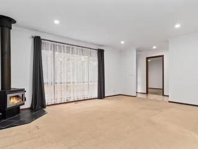 Deal! 2 Chatterley Court, Frankston, VIC 3199
