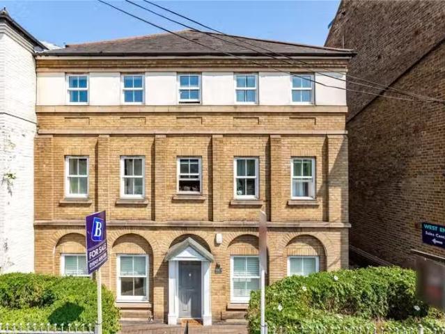 Cozy 2 BA 3 bedroom maisonette for rent in Broomfield Road, Ch.