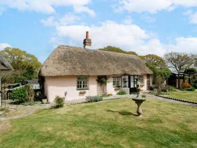 Rental! 2 BA 3 bedroom detached bungalow for rent in St. Cathe.