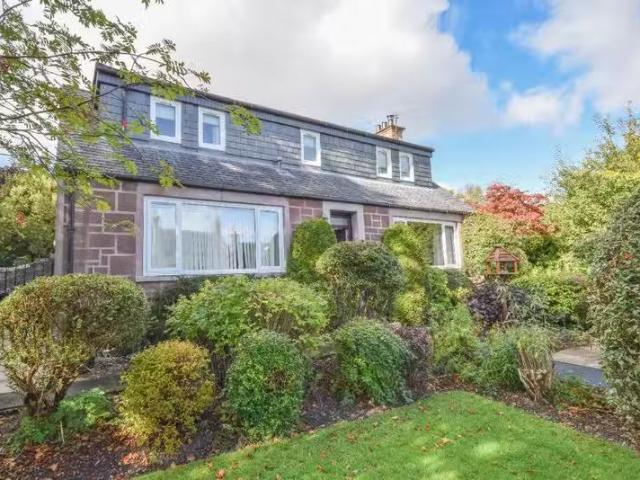 Cheap 2 BA 3 bedroom detached house for rent in Brechin Road.
